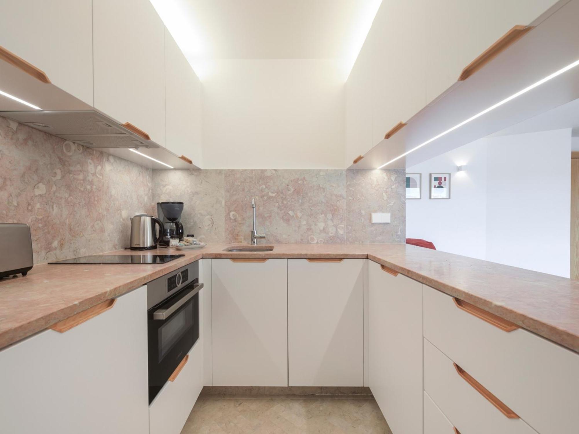 Deluxe One-Bedroom Apartment