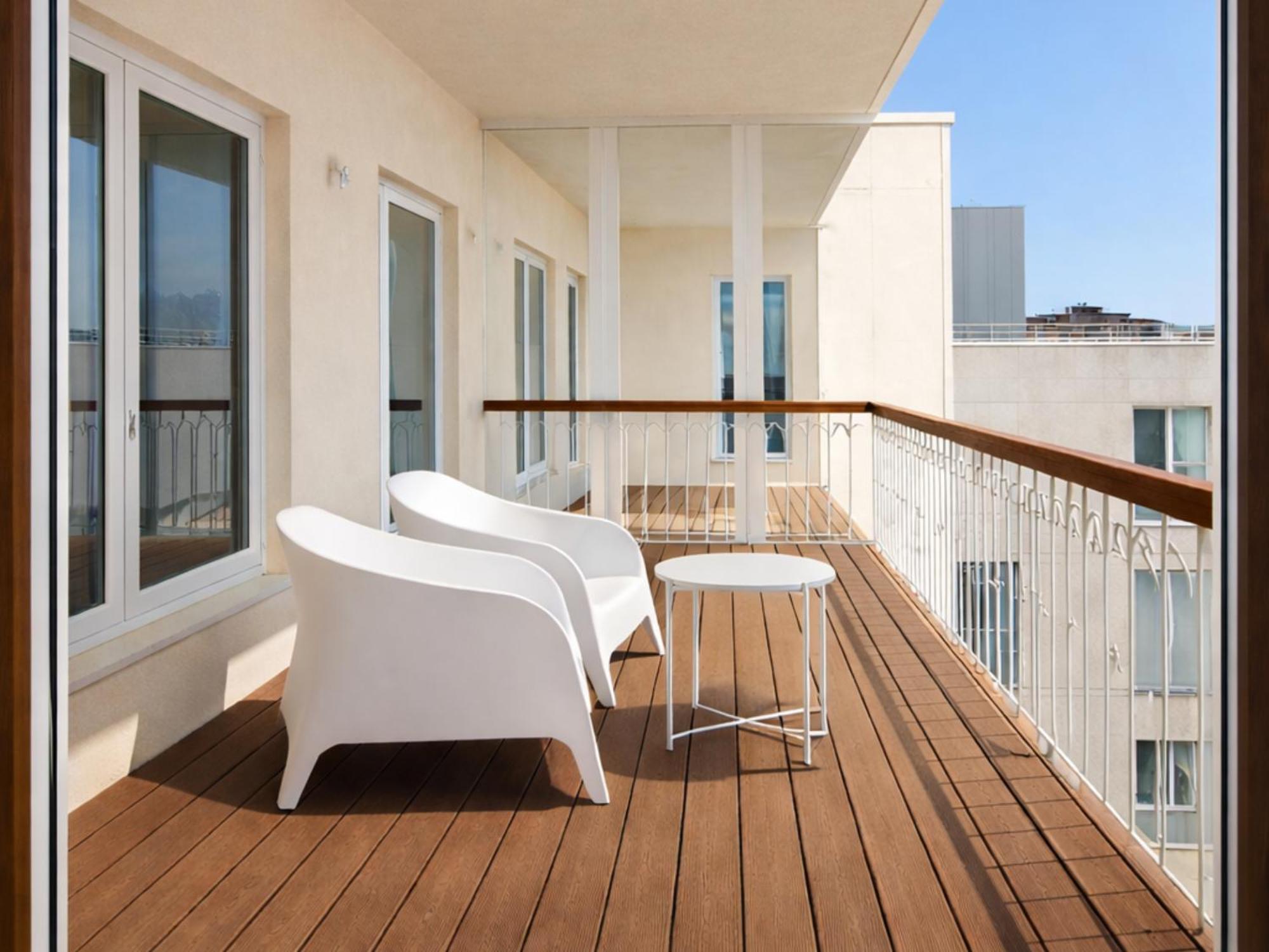 Deluxe One-Bedroom Apartment